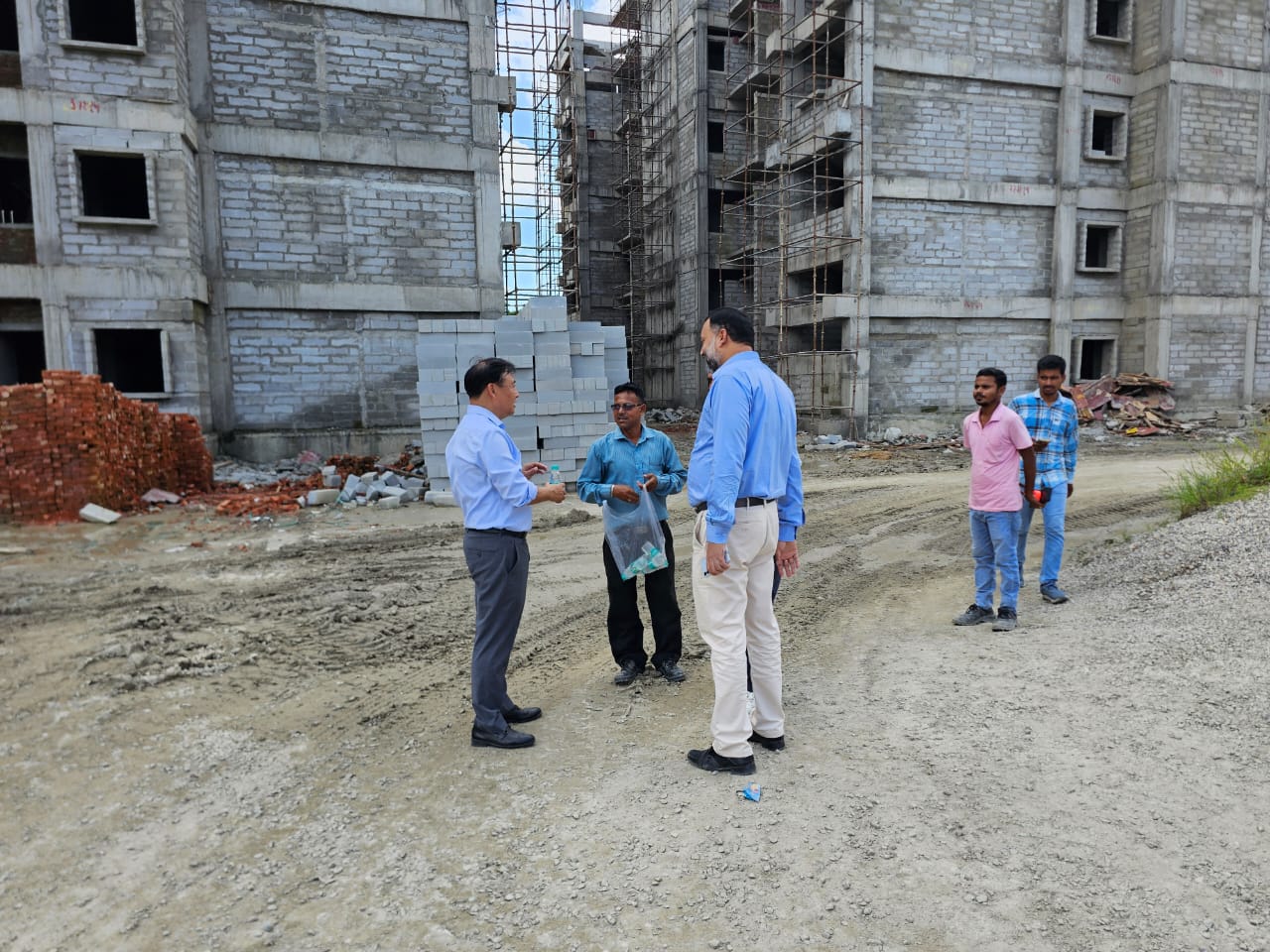 प्रिंसिपल राजकीय मेडिकल कॉलेज रुद्रपुर द्वारा निर्माण कार्य का निरीक्षण किया गया