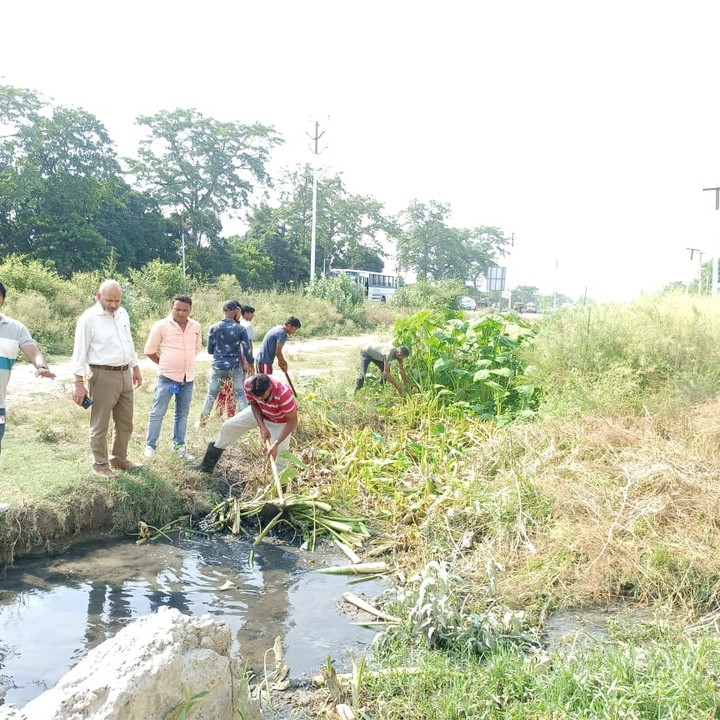 जिला चिकत्सालय रुद्रपुर के परिसर की सफाई वयवस्था को राजकीय मेडिकल कॉलेज रुद्रपुर के कर्मियों द्वारा अपने हाथ मैं लिया गया काफी समय से व्यापत कूड़े की सफाई तथा बंद नालियों को प्राचार्य द्वारा खुलवाया गया तथा जिला चिकित्सालय के कर्मचारियों को सफाई का सन्देश दिया गया