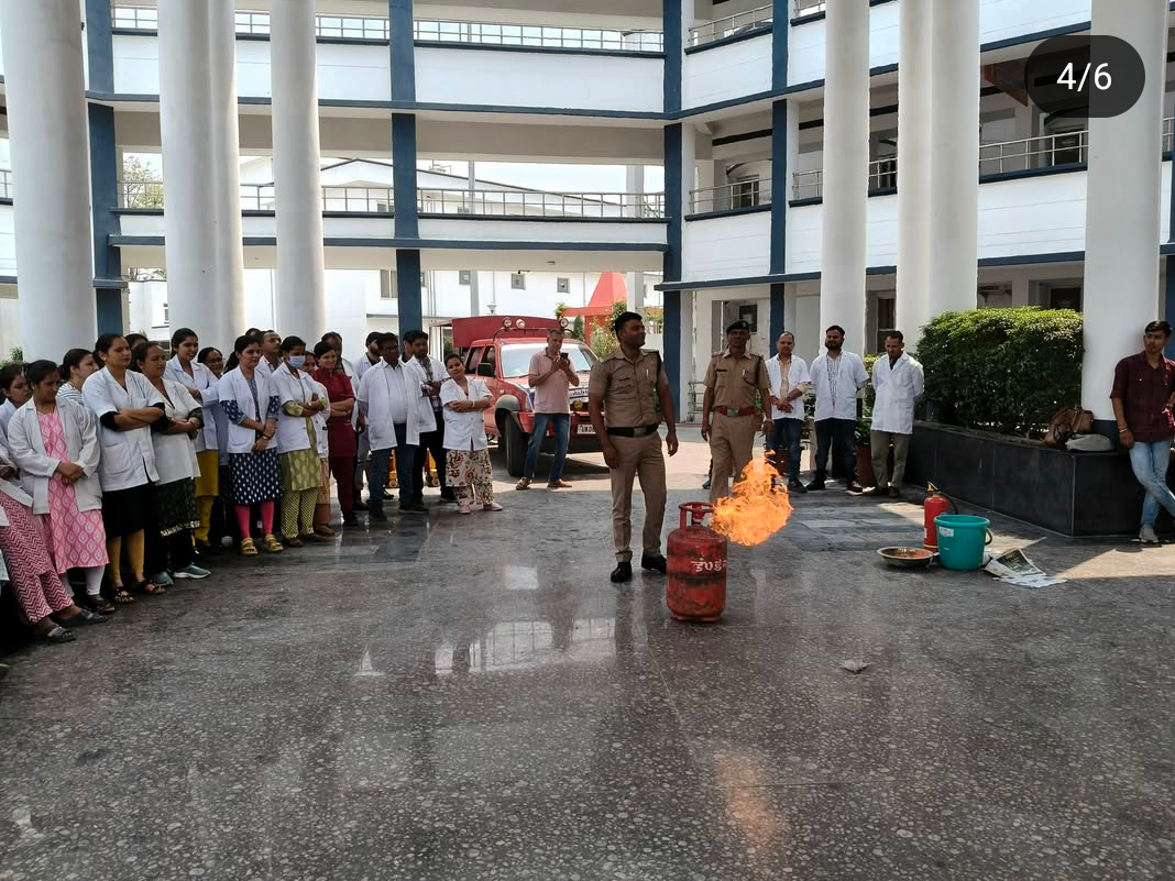 अग्निशमन अधिकारीयों द्वारा राजकीय मेडिकल कॉलेज रूद्रपुर में कार्यरत समस्त चिकित्सकों तथा कार्मिकों को आग से सुरक्षा संबंधी परीक्षण दिया गया