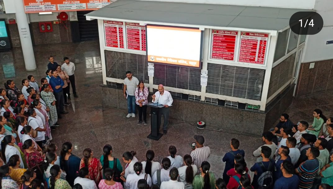 प्राचार्य द्वारा देश मे चल रही वर्तमान स्थिति के दृष्टिगत रा0मे0का0 रूद्रपुर में कार्यरत समस्त चिकित्सकों तथा कार्मिको को स्थिति से अवगत कराते हुए परिस्थिति के अनुसार कार्य करने हेंतु जरूरी बातो से अवगत कराया गया