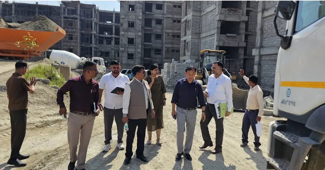 दिनांक 13.10.2025 को निदेशक, चिकित्सा शिक्षा  विभाग देहरादून द्वारा राजकीय मेडिकल कॉलेज रुद्रपुर के निर्माण कार्यों का निरीक्षण किया तथा संबंधित को निर्माण कार्यों को मार्च 2026 तक पूरा करने हेतु निर्देशित किया। उक्त निरीक्षण में प्राचार्य राजकीय मेडिकल कॉलेज रुद्रपुर डॉ गोविंद सिंह तितियाल तथा कार्यदायी संस्था के अधिकारी आदि मौजूद रहे