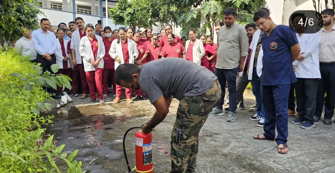 दिनांक 13.10.2025 को राजकीय मेडिकल कॉलेज रुद्रपुर में कार्यरत समस्त चिकित्सक तथा कार्मिकों को फायर से संबंधित जानकारी दी तथा मॉक ड्रिल की गई