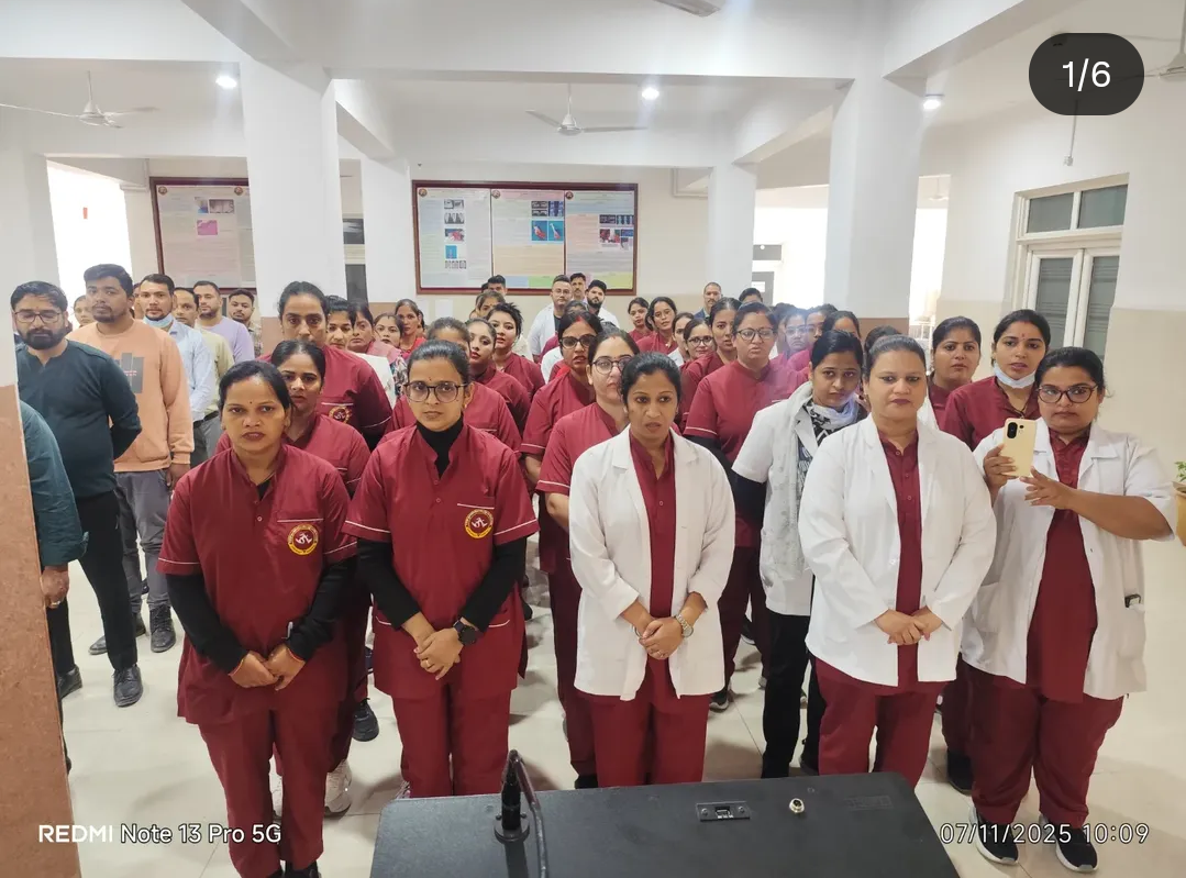 भारत के राष्ट्रीय गीत वंदे मातरम् के 150 गौरवशाली वर्ष पूर्ण होने के उपलक्ष्य में दिनांक 07 नवंबर 2025 को राजकीय मेडिकल कॉलेज रुद्रपुर में समस्त स्टॉफ ने देश के गौरवमय गीत वंदे मातरम् को गाया