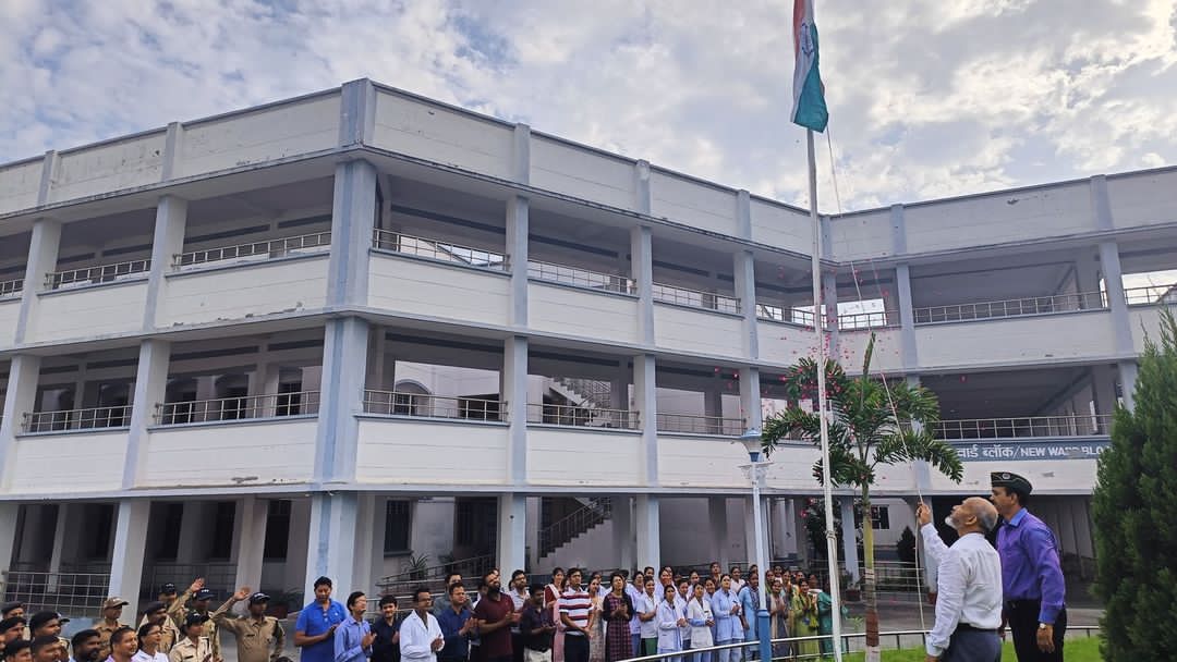 राजकीय मेडिकल कॉलेज रुद्रपुर में ०२ अक्टूबर, गांधी जयंती के अवसर पर झंडा रोहण के पश्चात महात्मा गाँधी जी तथा लाल बहादुर शास्त्री जी की प्रतिमा पर मलायनपरं के उपरांत प्राचार्य महोदय एवं स्टाफ द्वारा साफ़ सफाई अभियान किया गया