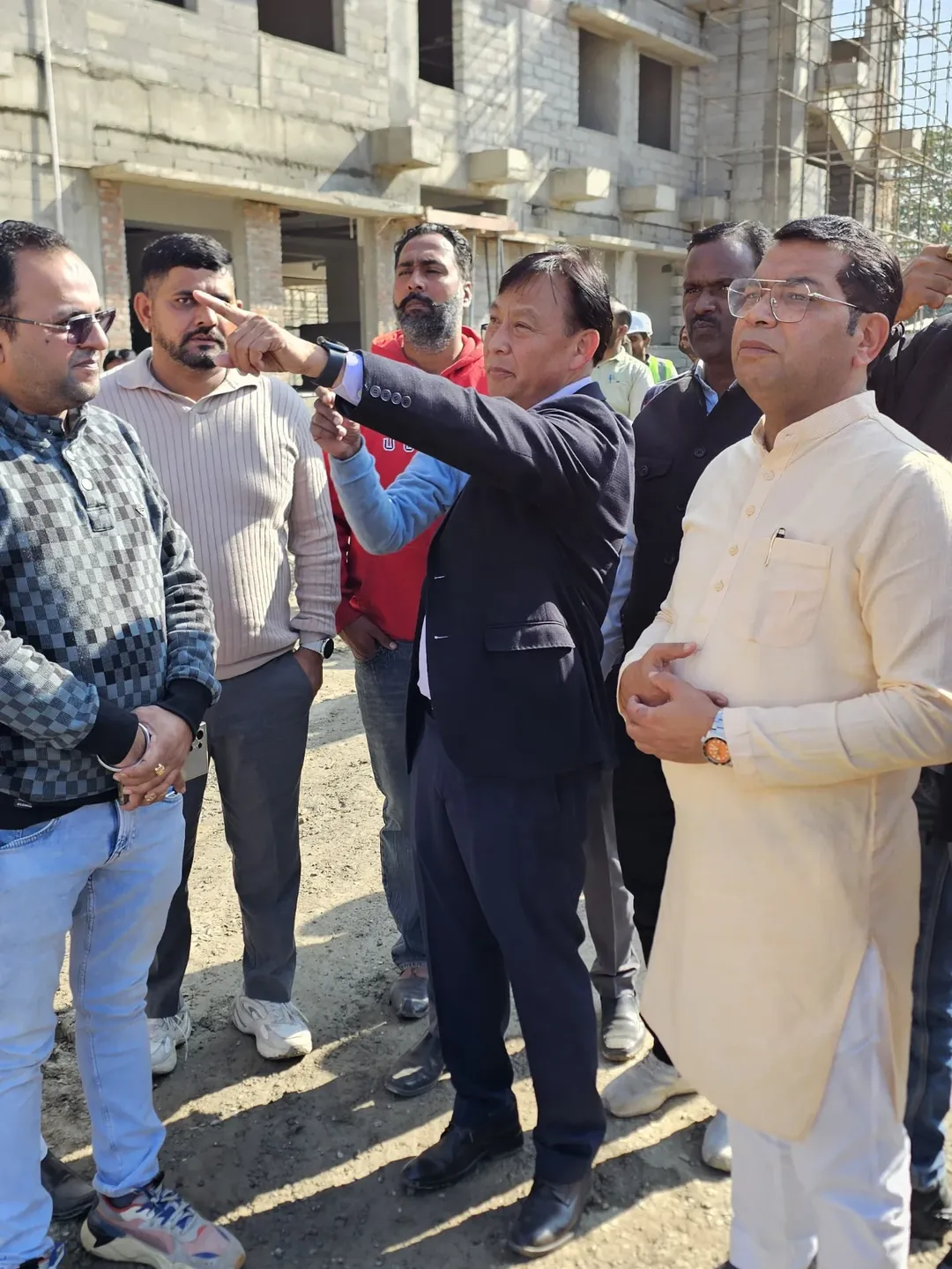 माननीय विधायक रुद्रपुर श्री शिव अरोरा जी द्वारा आज दिनांक 29 नवंबर 2025 को राजकीय मेडिकल कॉलेज रुद्रपुर के निर्माणाधीन भवनों का निरीक्षण किया तथा जल्द ही मेडिकल कॉलेज रुद्रपुर के पूर्ण संचालन एवं जल्द ही MBBS के पाठ्यक्रम को शुरू करने की सरकार की विचाधारा से अवगत कराया, साथ ही मा विधायक जी ने बताया कि संभावित 4 दिसंबर 2025 को माननीय मुख्यमंत्री उत्तराखंड द्वारा भी राजकीय मेडिकल कॉलेज रुद्रपुर का दौरा किया जाएगा, उक्त निरीक्षण में प्राचार्य राजकीय मेडिकल कॉलेज रुद्रपुर डॉ गोविंद सिंह तितियाल एवं कार्यदायि संस्था के अधिकारी आदि मौजूद रहे