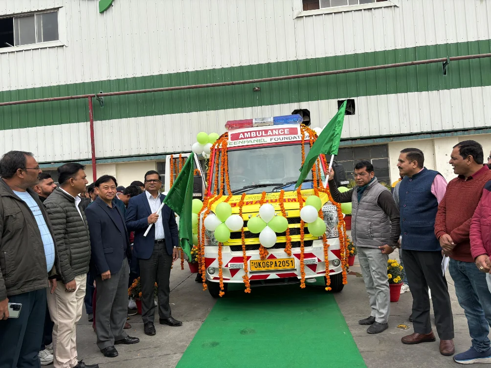 जिले में स्वास्थ्य सुविधाओं को बेहतर करने के लिए ग्रीन पेनल इंडस्ट्री द्वारा राजकीय मेडिकल कॉलेज रुद्रपुर को  अत्याधुनिक ट्रॉमा एम्बुलेंस भेट की गई. एम्बुलेंस में सभी लाइफ सपोर्ट सुविधाएं, जीवन बचाने को तैयार सुविधाएं इस एंबुलेंस में मौजूद हैं अत्याधुनिक ट्रॉमा लाइफ सपोर्ट सुविधाएं स्कूप स्ट्रेचर स्पाइन बोर्ड हेड इमोबिलाइज़र और व्हीलचेयर कम स्ट्रेचर से लैस है   विधायक रुद्रपुर माननीय श्री शिव अरोरा तथा प्राचार्य राजकीय मेडिकल कॉलेज रुद्रपुर, डॉ गोविंद सिंह ति‍ति‍याल एवं ग्रीन पेनल के अधिकारीयों द्वारा हरी झंडी दिखा कर एम्बुलेंस को रवाना किया गया I