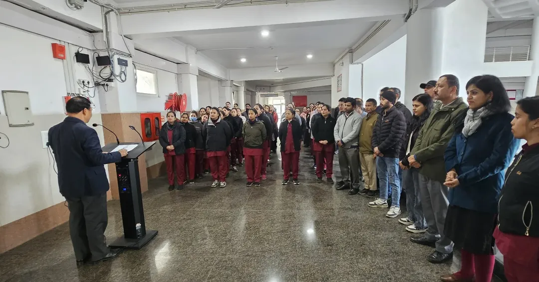 प्राचार्य राजकीय मेडिकल कॉलेज रुद्रपुर डॉ गोविंद सिंह तितियाल द्वारा समस्त स्टाफ को 16वे राष्ट्रीय मतदाता दिवस उत्सव पर NVD की शपथ दिलाई