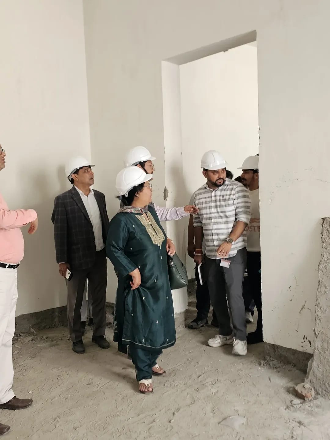 प्राचार्या राजकीय मेडिकल कॉलेज रुद्रपुर डॉ उषा रावत , कार्यदाई संस्था के अधिकारियों द्वारा दिनांक 26 फरवरी 26 को निर्माण कार्यों का स्थलीय भ्रमण किया गया तथा निर्माण कार्यों को शीघ्र पूर्ण करने हेतु सम्बन्धित को निर्देशित भी किया