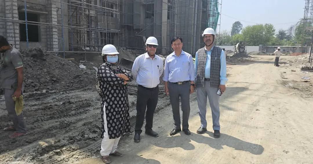 दिनांक 25 फ़रवरी 2026 को निकट माह में NMC द्वारा राजकीय मेडिकल कॉलेज रुद्रपुर हेतु LOP प्राप्ति के दृष्टिगत निर्माण कार्यों की समीक्षा किए जाने के लिए डॉ ऊषा रावत, प्राचार्या राजकीय मेडिकल कॉलेज रुद्रपुर, पूर्व प्राचार्य डॉ गोविंद सिंह तितियाल, विभागीय अभियंता श्री पंकज बोरा, कार्यदाई संस्था से श्री एस सी भट्ट, AE तथा रणजीत आर्य JE द्वारा संयुक्त निरीक्षण किया गया तथा निर्माण कार्यों को जल्द पूरा किए जाने हेतु रूपरेखा तैयार की साथ ही निर्माण कार्यों की गुणवक्ता की भी जांच की