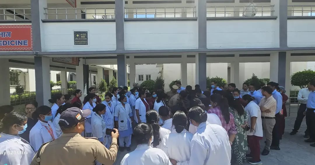 दिनांक 16 अप्रैल 2026 को अग्नि शमन विभाग रुद्रपुर द्वारा राजकीय मेडिकल कॉलेज रुद्रपुर में एक फायर मॉक ड्रिल का आयोजन किया गया जिसमें राजकीय मेडिकल कॉलेज रुद्रपुर के समस्त स्टाफ द्वारा प्रतिभाग किया गया तथा फायर सेफ्टी से संबंधित महत्वपूर्ण जानकारी प्राप्त की